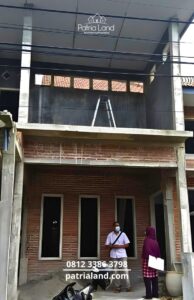 Tim Patrialand jasa kontraktor Blitar sedang berdiskusi survei lokasi.