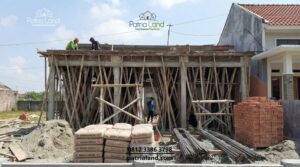 Grafik ilustrasi prediksi kenaikan harga material bangunan seperti semen dan besi di Blitar pada awal tahun 2026.