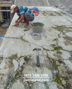 Tim teknis Patrialand sedang mengerjakan perbaikan atap bocor dan renovasi rumah di Blitar.