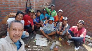 Tim tukang harian dan borongan Blitar dari manajemen Patrialand siap kerja.