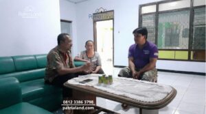 Ilustrasi pasangan sedang konsultasi RAB dan deal harga bangun rumah dengan kontraktor Patrialand Blitar untuk proyek tahun 2026.