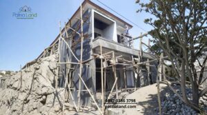 Konstruksi struktur beton bertulang untuk bangunan ruko komersial yang kuat.