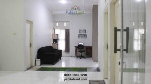 Desain interior open plan untuk menyiasati rumah lahan sempit di Blitar.