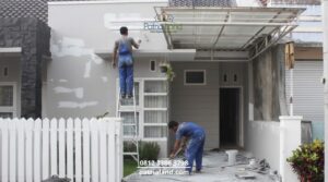 Jasa tukang bangunan harian Blitar profesional sedang bekerja memperbaiki rumah.