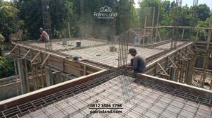 Konstruksi struktur besi beton dan cakar ayam untuk rumah 2 lantai yang aman.