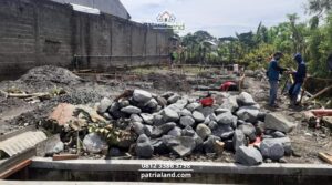 Proses pemasangan pondasi cakar ayam kuat oleh kontraktor rumah di Sukorejo dan Kepanjenkidul Patrialand.
