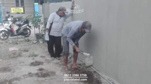 Proses quality control hasil kerja tukang agar bangunan rapi dan presisi.