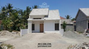 Contoh desain rumah minimalis hemat biaya di Blitar.