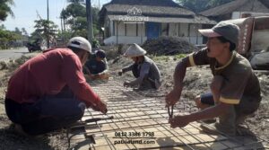 Tim teknis profesional Patrialand sedang melakukan pengawasan proyek bangun rumah di Blitar.