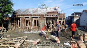 Hasil pemasangan kanopi baja ringan Blitar model minimalis untuk carport rumah yang kokoh dan rapi.