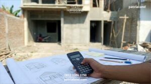 Perhitungan detail harga kontraktor rumah di Blitar tahun 2026 meliputi biaya material dan upah tukang.