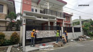 Proses pemasangan pagar laser cut oleh tim teknisi.