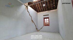 Contoh kesalahan fatal saat renovasi rumah yang menyebabkan dinding retak struktur dan bangunan tidak aman.