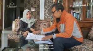 Klien dan pihak Patrialand menandatangani kontrak kerja kontraktor rumah Blitar yang transparan, aman, dan bermaterai sebelum proyek dimulai.