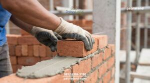 Proses pemasangan dinding bata ringan yang cepat dan presisi untuk rumah tahan gempa di Blitar.