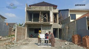 Perbandingan spesifikasi material bangunan yang mempengaruhi harga borongan rumah di Blitar.