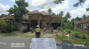 Tim kontraktor Patrialand sedang bekerja mengejar target waktu pembangunan rumah agar selesai sesuai jadwal.