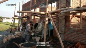 Tim jasa bangun rumah Blitar Patrialand menggunakan takaran presisi untuk campuran semen dan pasir agar bangunan kokoh dan tidak retak.
