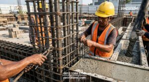 Tim teknis mengerjakan struktur kolom beton bertulang yang menjadi rahasia kekuatan bangunan, bukan sekadar material pengisi dinding.