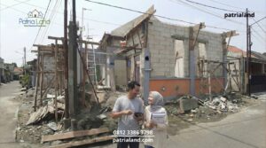 Pasangan suami istri di Blitar sedang merencanakan tips renovasi rumah agar tidak over budget bersama kontraktor terpercaya.