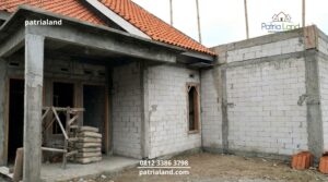 Kondisi proyek rumah dengan dinding luar yang cuma pakai bata ringan atau hebel ekspos tanpa lapisan plester pelindung.