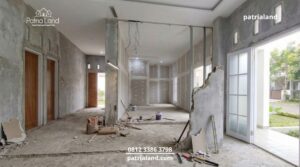 Penerapan konsep desain open space dengan membongkar dinding sekat agar ruang tamu dan ruang keluarga terasa lebih luas.