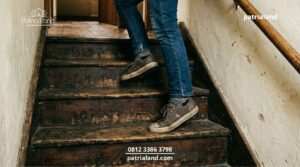 Seseorang kelelahan dan sakit lutut akibat menaiki tangga rumah yang ukurannya tidak ergonomis.
