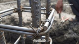 Detail ukuran besi kolom standar SNI dan jarak cincin sengkang yang tepat sebelum proses pengecoran pondasi dilakukan untuk menghindari kecurangan kontraktor nakal.