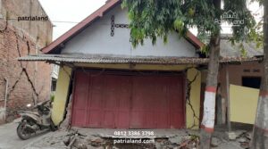 Kondisi dinding rumah yang mengalami retak struktur parah akibat penurunan tanah karena pondasi rumah dikerjakan asal-asalan tanpa cakar ayam.