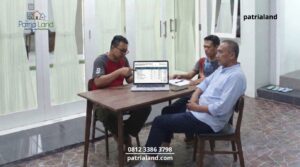Tim kontraktor Patria Land berdiskusi secara transparan mengenai Rencana Anggaran Biaya (RAB) renovasi rumah bersama klien.