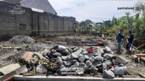 Tim jasa kontraktor bangun rumah Blitar dari Patria Land melakukan dokumentasi dan pengecekan ketat pada besi pondasi sebelum dicor sebagai bentuk transparansi kepada pemilik rumah.