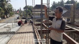 Tim Patrialand, jasa kontraktor bangun dan renovasi rumah Blitar, sedang melakukan inspeksi ketat pada struktur besi kolom untuk memastikan keamanan bangunan.