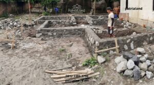 Susunan pondasi batu kali dengan kedalaman 60 hingga 80 cm yang ideal untuk menopang beban rumah 1 lantai.