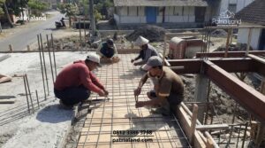 Tim Patria Land, jasa kontraktor bangun dan renovasi rumah Blitar, sedang melakukan inspeksi ketat pada struktur besi kolom untuk memastikan keamanan bangunan.