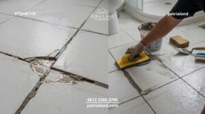 Seseorang menambal ulang celah nat keramik lantai yang berlubang untuk mencegah air merembes dan risiko keramik terangkat (popping).