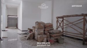 Sisa material bangunan seperti keramik dan semen yang menjadi uang mati akibat salah perhitungan saat beli material sendiri.