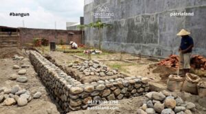 Standar pondasi batu kali dengan kedalaman ideal 60 sampai 80 sentimeter untuk menopang rumah 1 lantai agar kokoh.