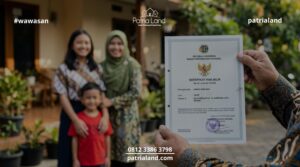 Seseorang memegang sertifikat tanah Hak Milik dengan latar belakang senyum seorang ibu dan anak-anaknya, menggambarkan pentingnya segera mengurus balik nama agar tidak mewariskan masalah finansial kepada ahli waris.