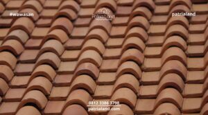 Kelebihan menggunakan material genteng tanah liat untuk atap rumah yang lebih sejuk dan meredam suara hujan.