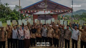 Sekelompok warga dan aparat desa tersenyum bangga memamerkan sertifikat tanah sah dari program PTSL, menunjukkan rasa aman dan kepastian hukum agar tanah tidak dicaplok oleh pihak tak bertanggung jawab.