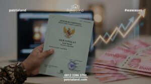 Tangan memegang sertifikat tanah dengan latar belakang tumpukan uang lembaran seratus ribu rupiah dan grafik panah yang menanjak naik, menunjukkan risiko pembengkakan biaya pajak BPHTB dan NJOP akibat menunda balik nama.
