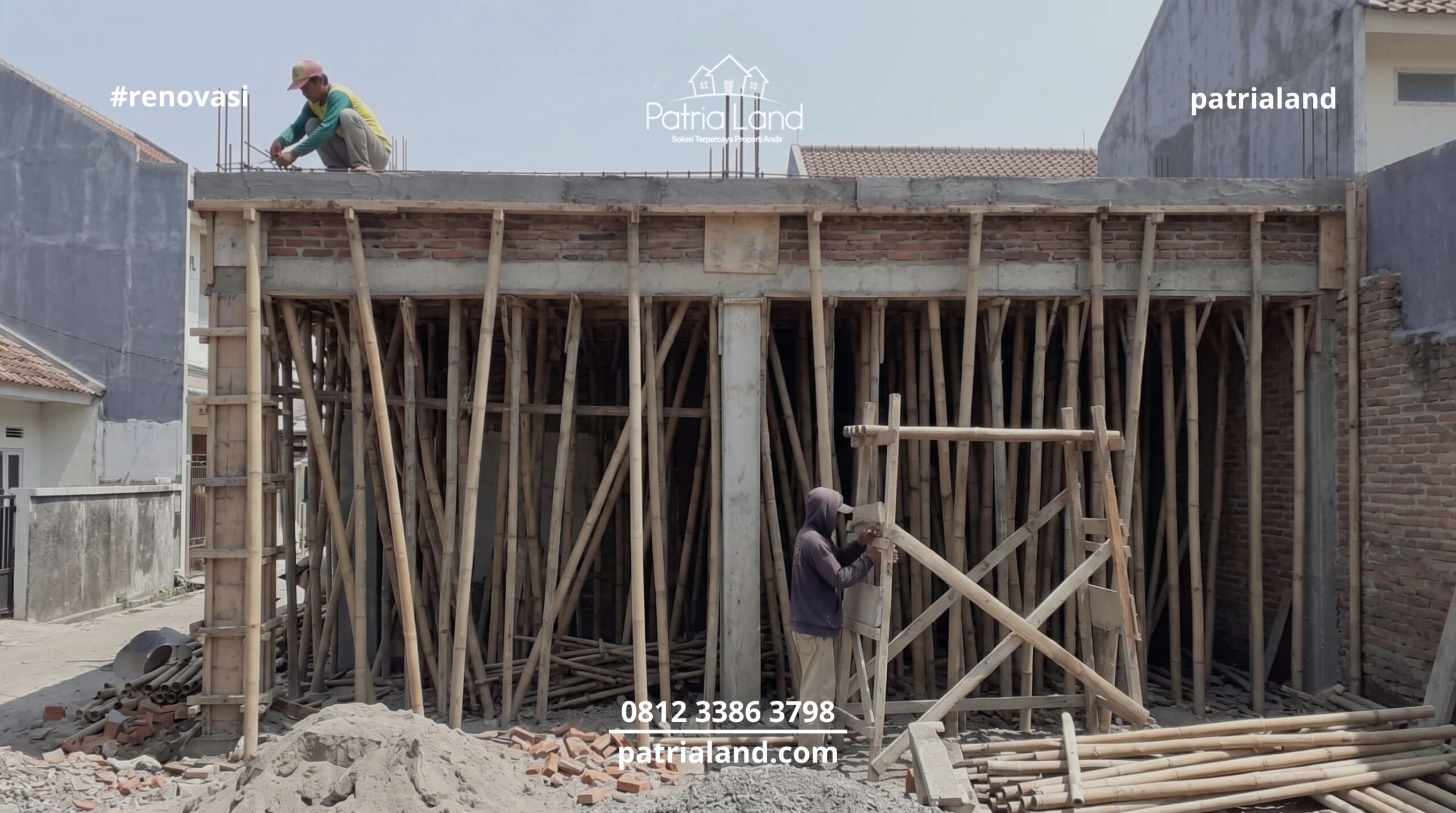 Syarat melepas tiang penyangga utama bekisting bawah setelah beton mencapai umur 21 hari atau lolos uji kuat tekan.