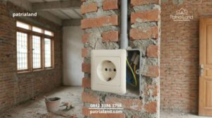 Proses pemasangan instalasi pipa air panas dan kelistrikan yang rapi sebelum tahap plester dinding oleh jasa kontraktor bangun rumah.