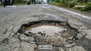 Kondisi aspal jalan rusak dan berlubang parah di kawasan Pandeglang yang sudah lama dikeluhkan warga dan memicu kecelakaan lalu lintas.
