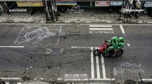 Ilustrasi pengendara motor yang melintas di rute Pandeglang-Labuan, lokasi terjadinya kecelakaan fatal diduga akibat jalan rusak.