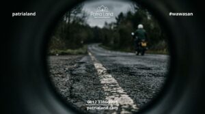 Pertanyaan publik mengenai siapa pihak yang sebenarnya paling bertanggung jawab atas jatuhnya korban jiwa akibat infrastruktur jalan raya yang berlubang.