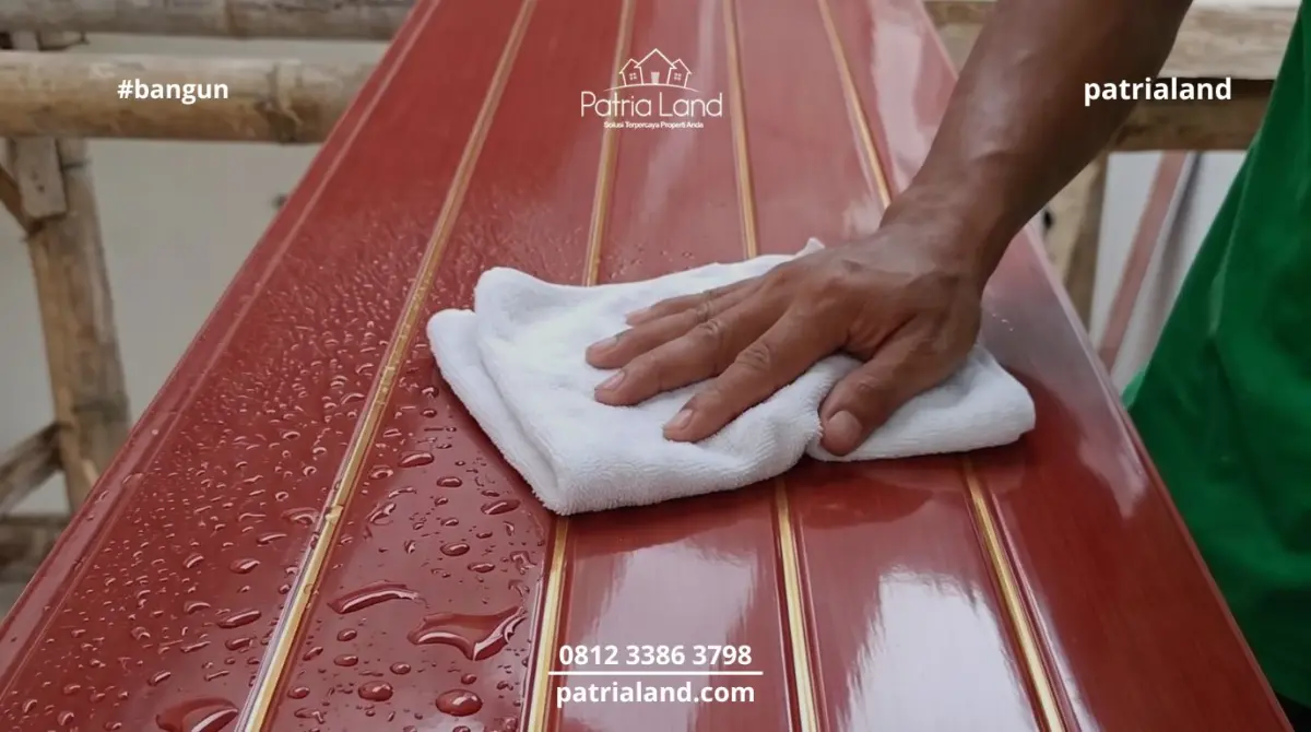 Detail sambungan lembaran plafon PVC motif kayu yang terpasang rapat dan presisi, memastikan langit-langit rumah anti rayap, tahan air, dan bebas jamur.