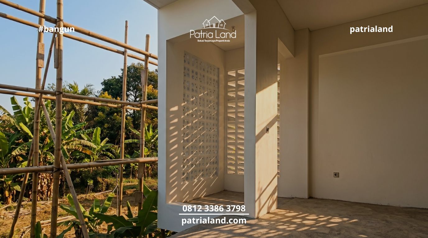Efek bayangan estetis (shadow play) di lantai interior rumah akibat pancaran sinar matahari sore yang menembus lubang desain dinding roster minimalis.