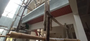 Pemasangan plafon PVC motif kayu yang rapi dan presisi oleh tim tukang dari kontraktor rumah Blitar, Patria Land.