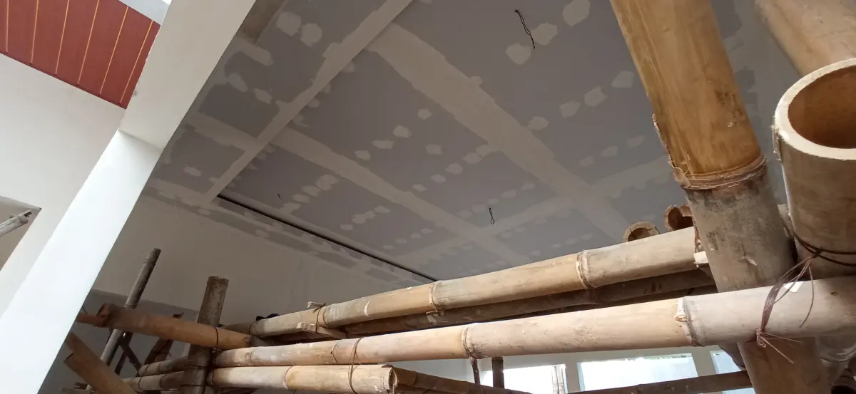 Proses pengerjaan interior dan eksterior rumah dengan mengutamakan kualitas dan ketelitian tinggi.